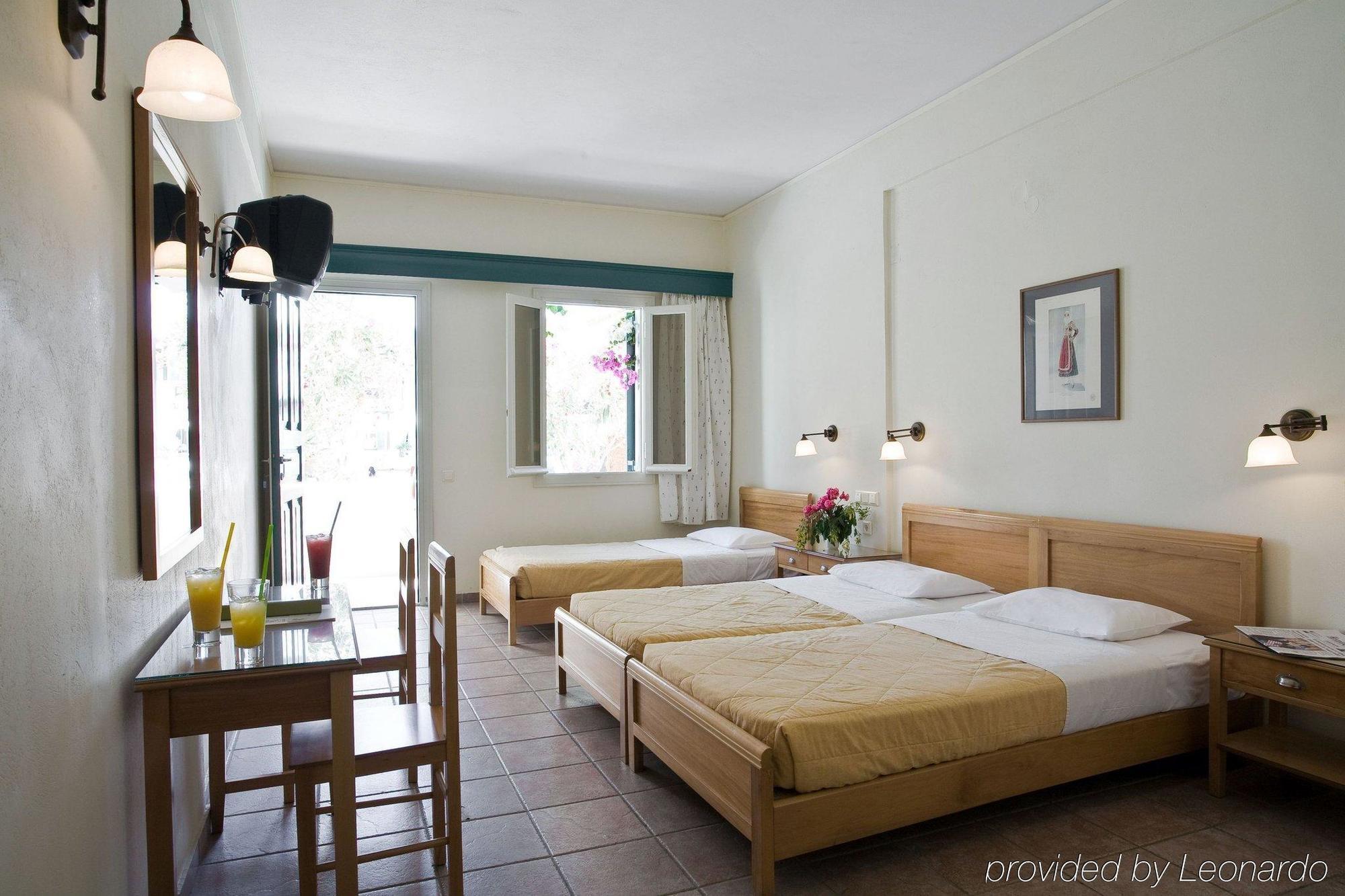 Rose Bay Hotel Kamári Quarto foto
